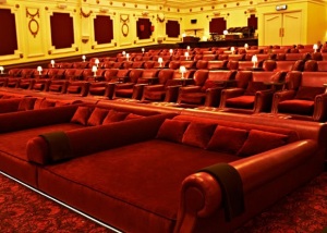 Bahkan di negeri Ratu Elizabeth, bioskop ada kasurnyaaa (sumber : forum.tribunnews.com)